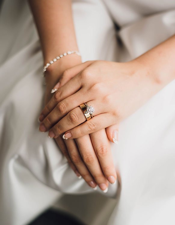 Nahaufnahme einer Braut, die ihre Hände mit einem funkelnden Ehering auf ihrem weiĂen Hochzeitskleid ruhen lässt. Nahaufnahme einer Braut, die ihre Hände mit einem funkelnden Ehering auf ihrem weiĂen Hochzeitskleid ruhen lässt. Der Hochzeits-DJ Bel Air sorgt mit vielseitiger Partymusik â von Klassikern bis zu aktuellen Charts â fĂźr die perfekte musikalische Begleitung am schĂśnsten Tag des Lebens.