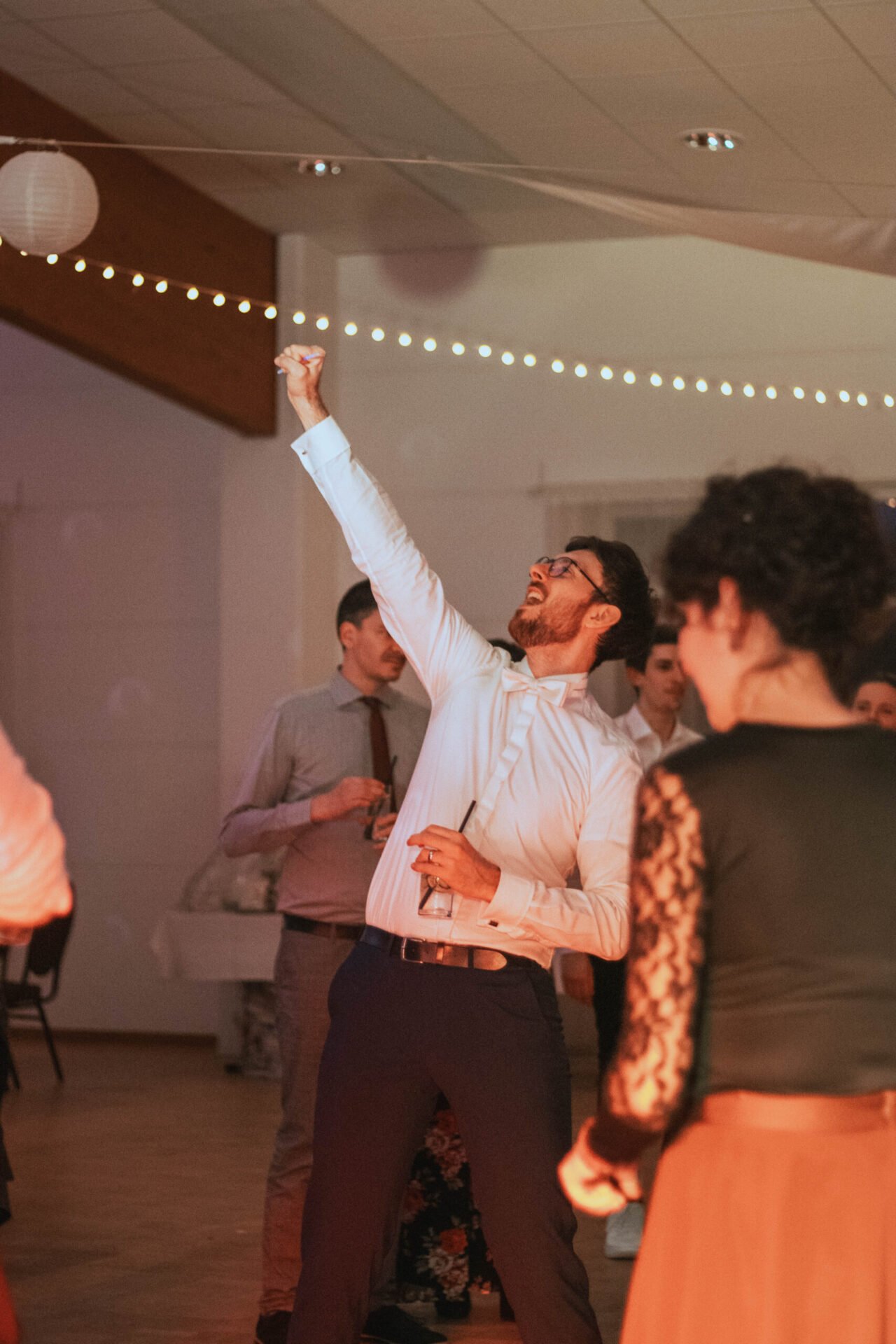 Die Tanzfläche bebt bei DJ BelAir Feiernde Hochzeitsgäste auf der Tanzfläche, ein Gast hebt begeistert die Faust in die Luft, während die Musik Stimmung schafft. Hochzeits-DJ aus Ellwangen sorgt mit gemischter Partymusik fßr energiegeladene Atmosphäre und unvergessliche Tanzmomente.