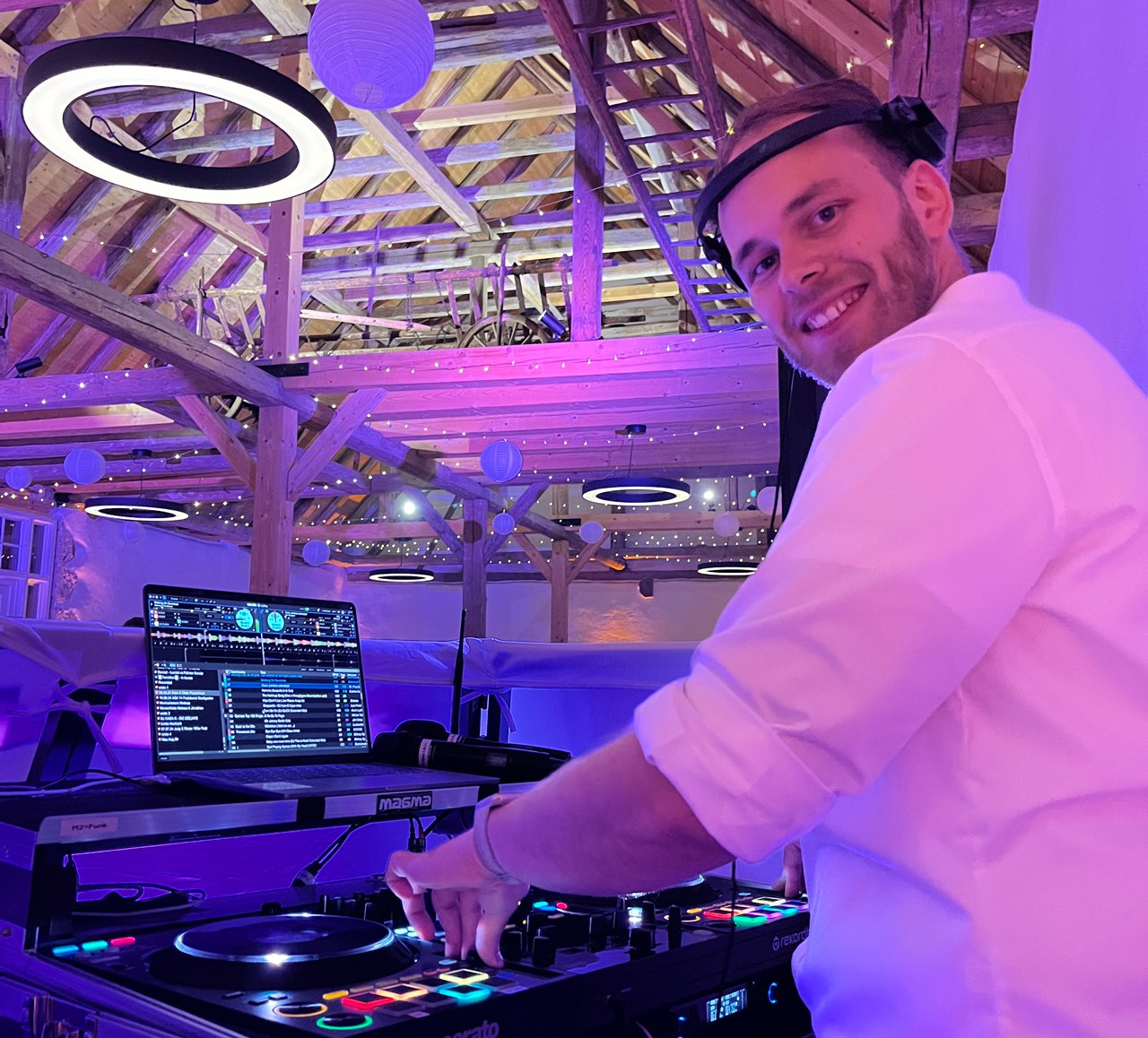 DJ Bel Air bei der Arbeit auf einer Hochzeit in der Nähe von Nördlingen, lächelnd an seinem DJ-Pult mit lila Beleuchtung in einer festlich dekorierten Hochzeits-Location. Jetzt Hochzeit DJ buchen über das Kontaktformular – für unvergessliche Feiern in Schwäbisch Gmünd, Aalen und Umgebung. DJ Bel Air bei der Arbeit auf einer Hochzeit in der Nähe von Nördlingen, lächelnd an seinem DJ-Pult mit lila Beleuchtung in einer festlich dekorierten Hochzeits-Location. Jetzt Hochzeit DJ buchen über das Kontaktformular – für unvergessliche Feiern in Schwäbisch Gmünd, Aalen und Umgebung.